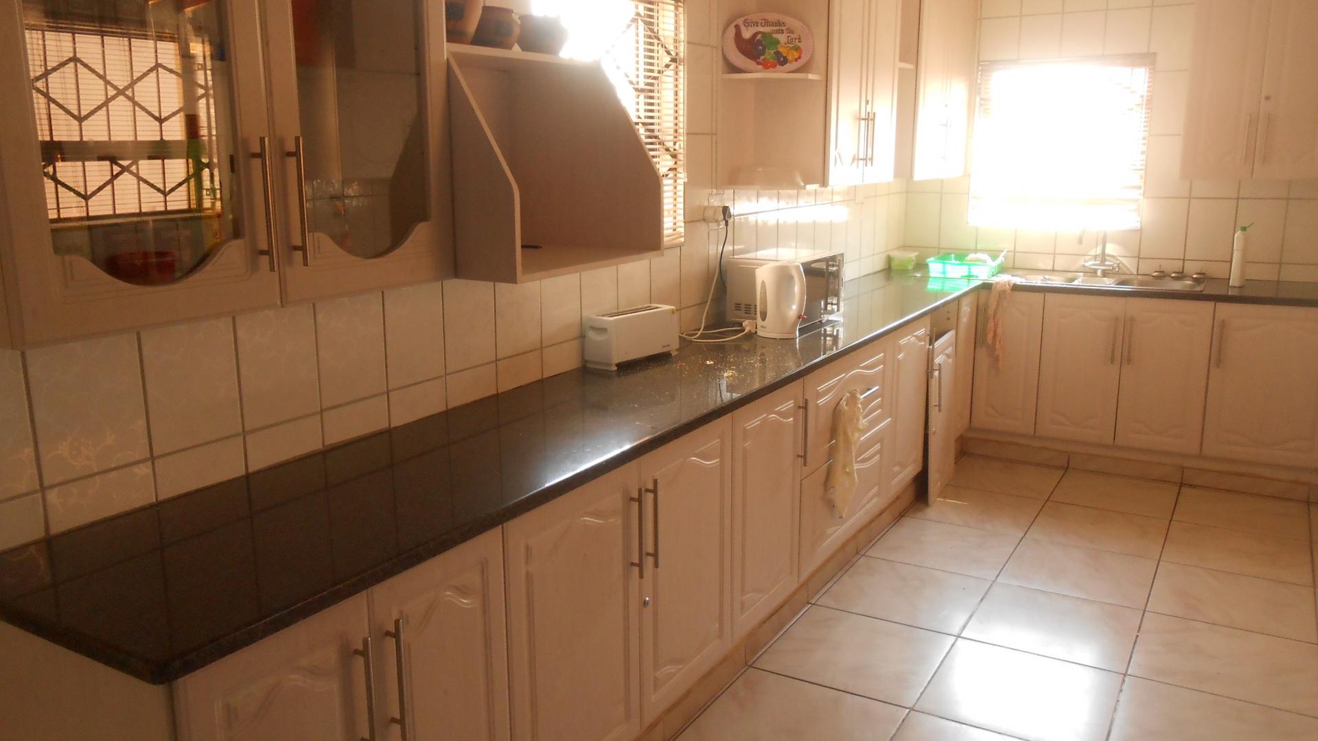 Kitchen - 29 square meters of property in Bronkhorstspruit