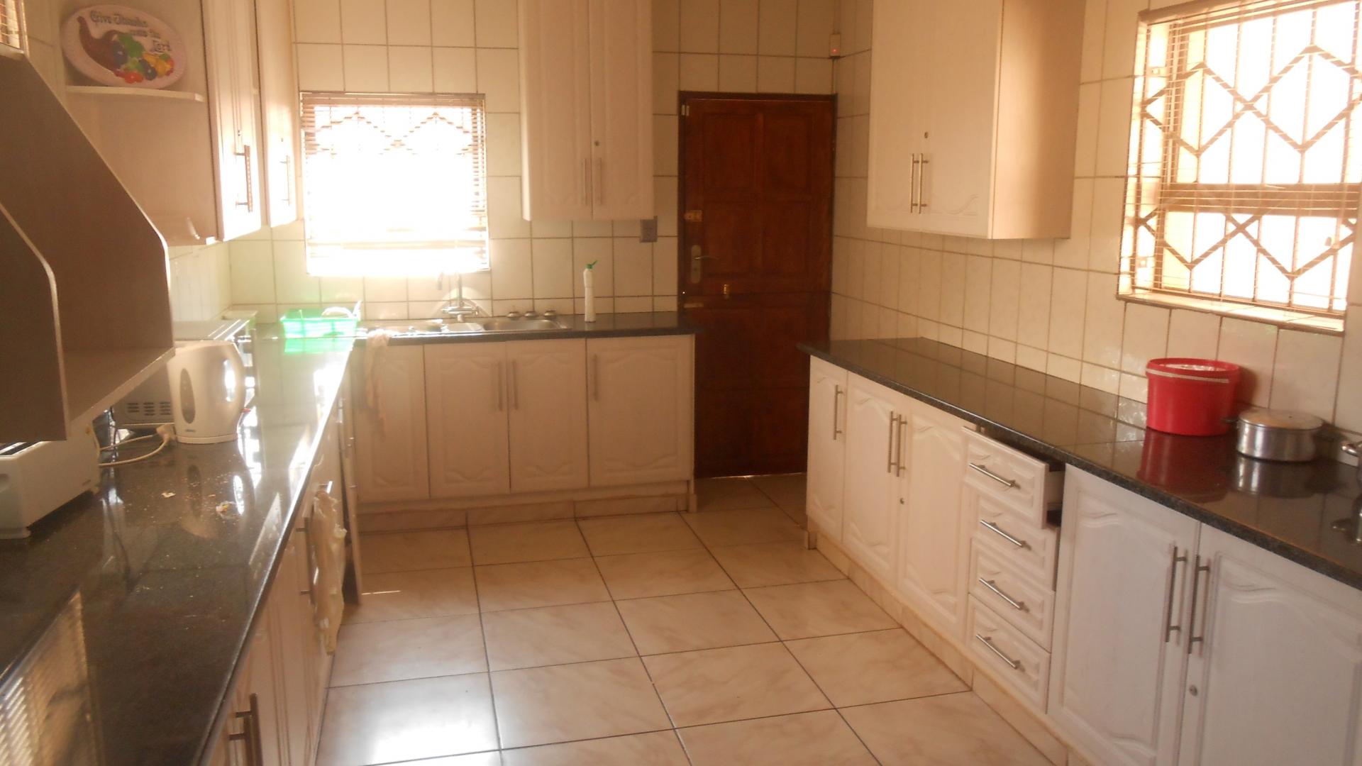 Kitchen - 29 square meters of property in Bronkhorstspruit
