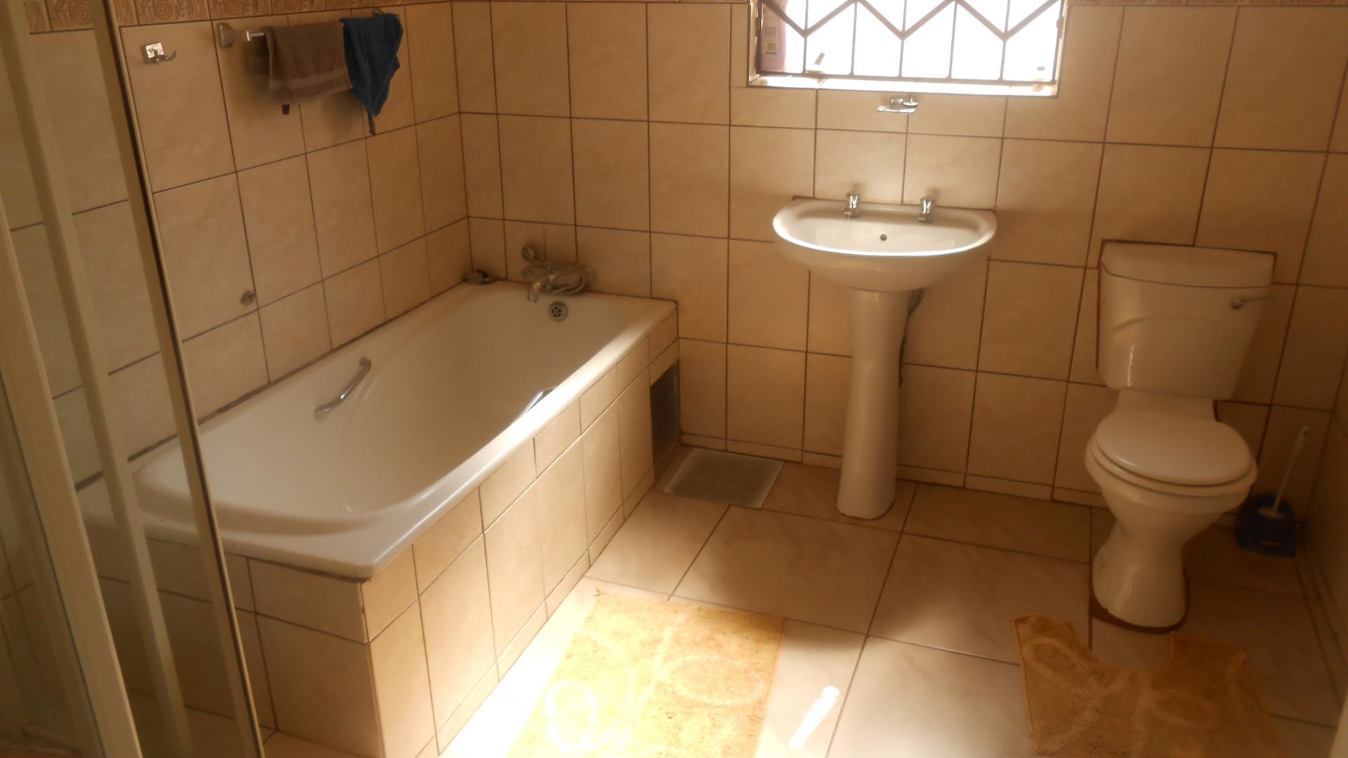 Bathroom 1 - 8 square meters of property in Bronkhorstspruit