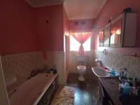 Main Bathroom of property in La Hoff