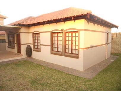 3 Bedroom Cluster for Sale For Sale in Fourways - Private Sale - MR050833