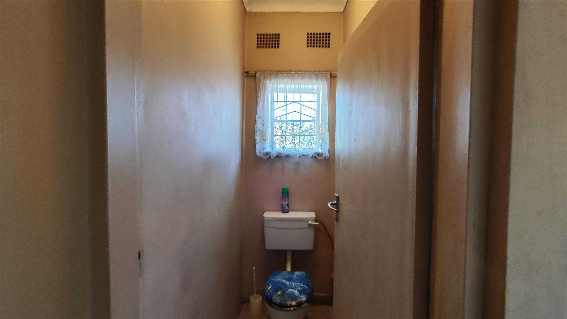 Bathroom 1 - 10 square meters of property in Cinderella
