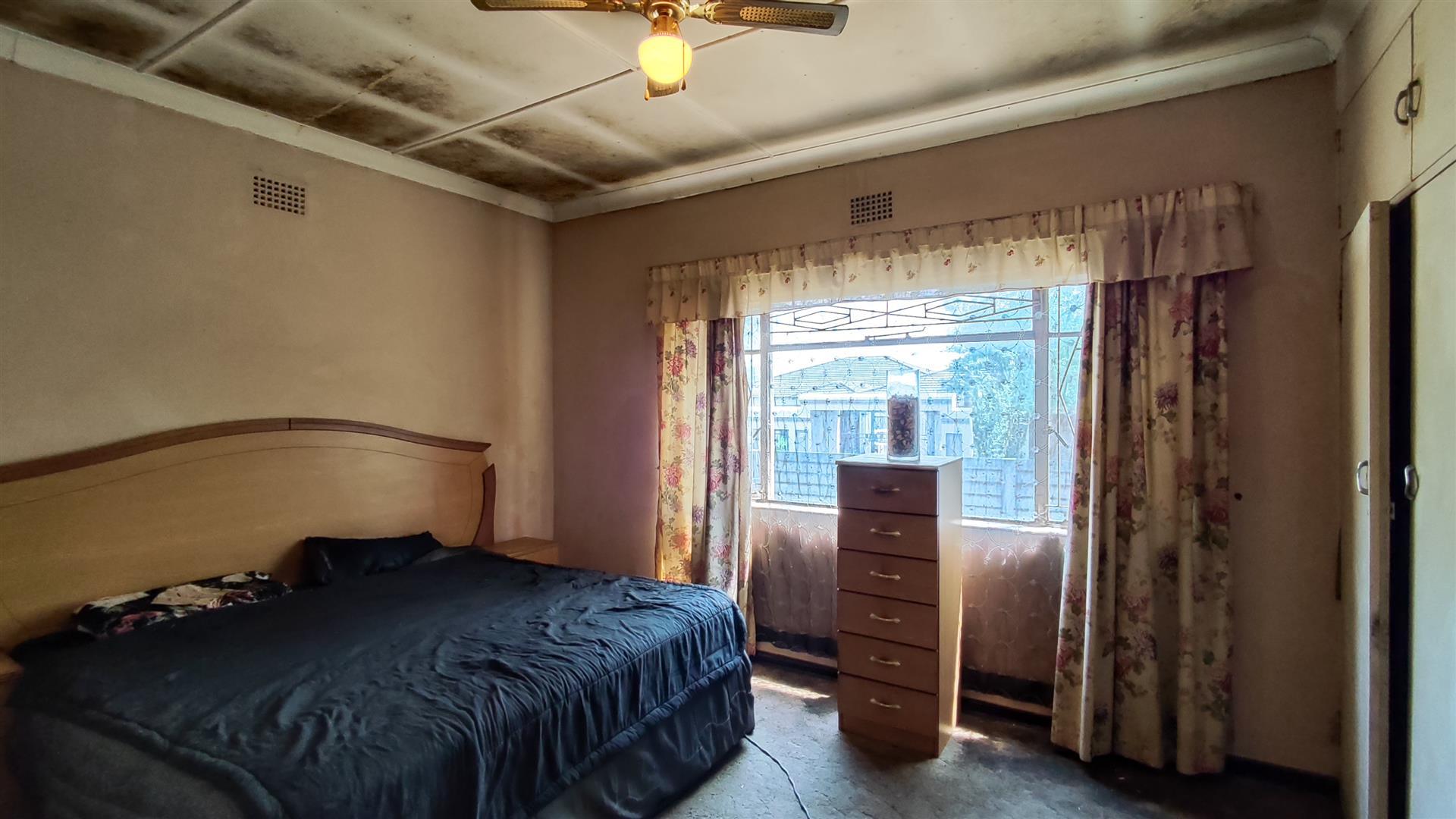 Main Bedroom - 25 square meters of property in Cinderella