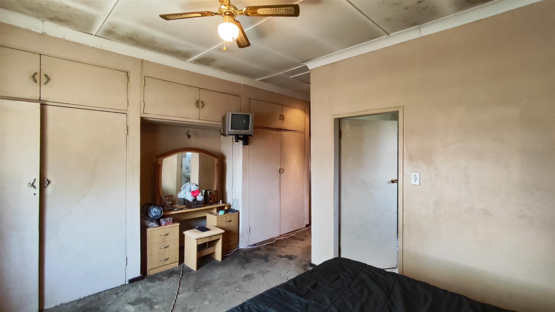 Main Bedroom - 25 square meters of property in Cinderella