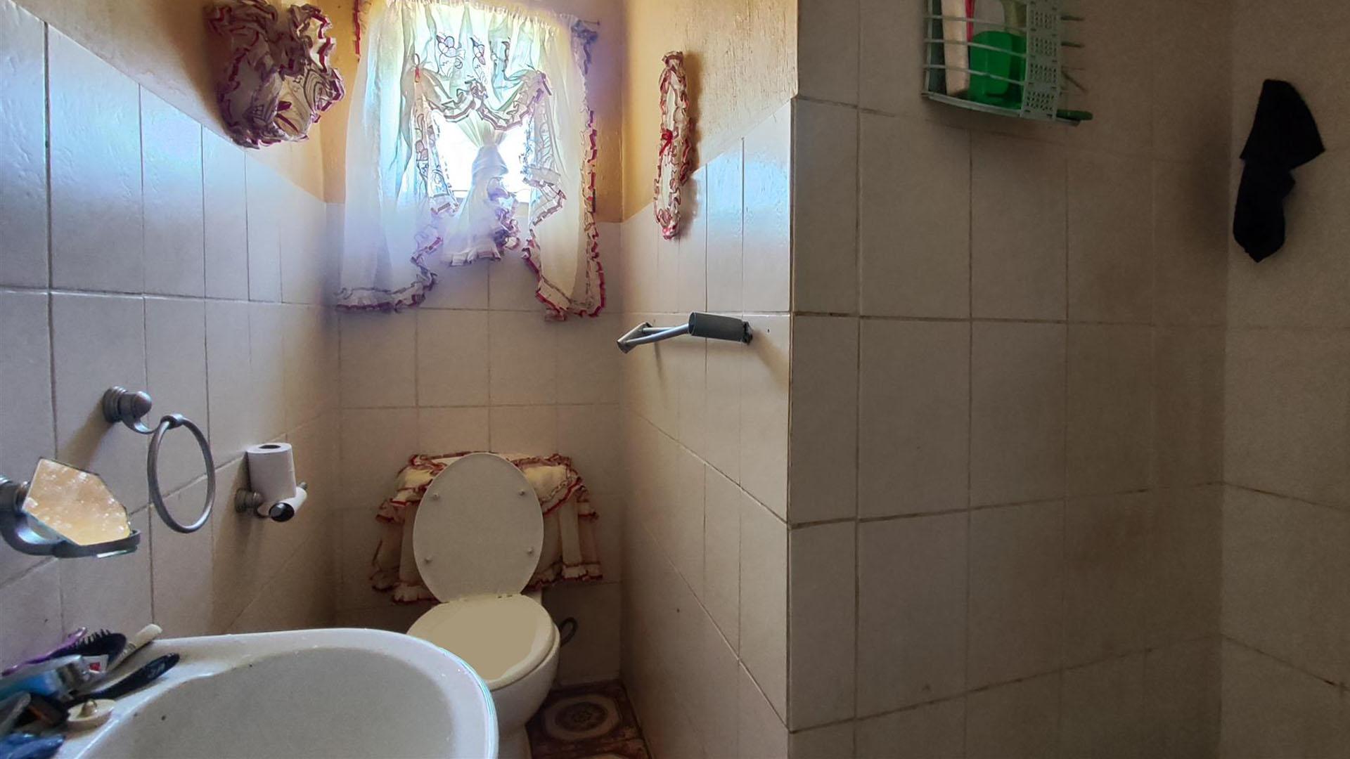 Bathroom 1 - 10 square meters of property in Cinderella