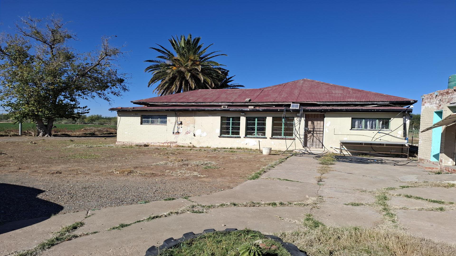 Front View of property in Douglas