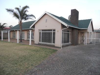 4 Bedroom House for Sale For Sale in Kempton Park - Home Sell - MR058779