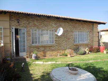 2 Bedroom Cluster for Sale and to Rent For Sale in Randfontein - Private Sale - MR059271