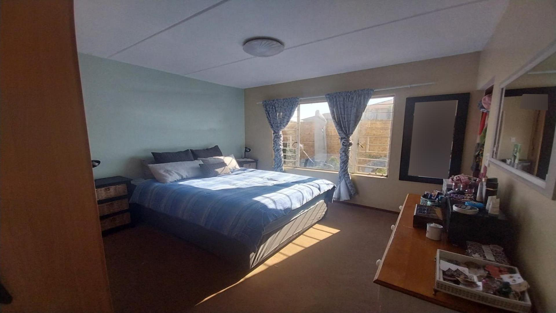 Bed Room 1 of property in Parkrand