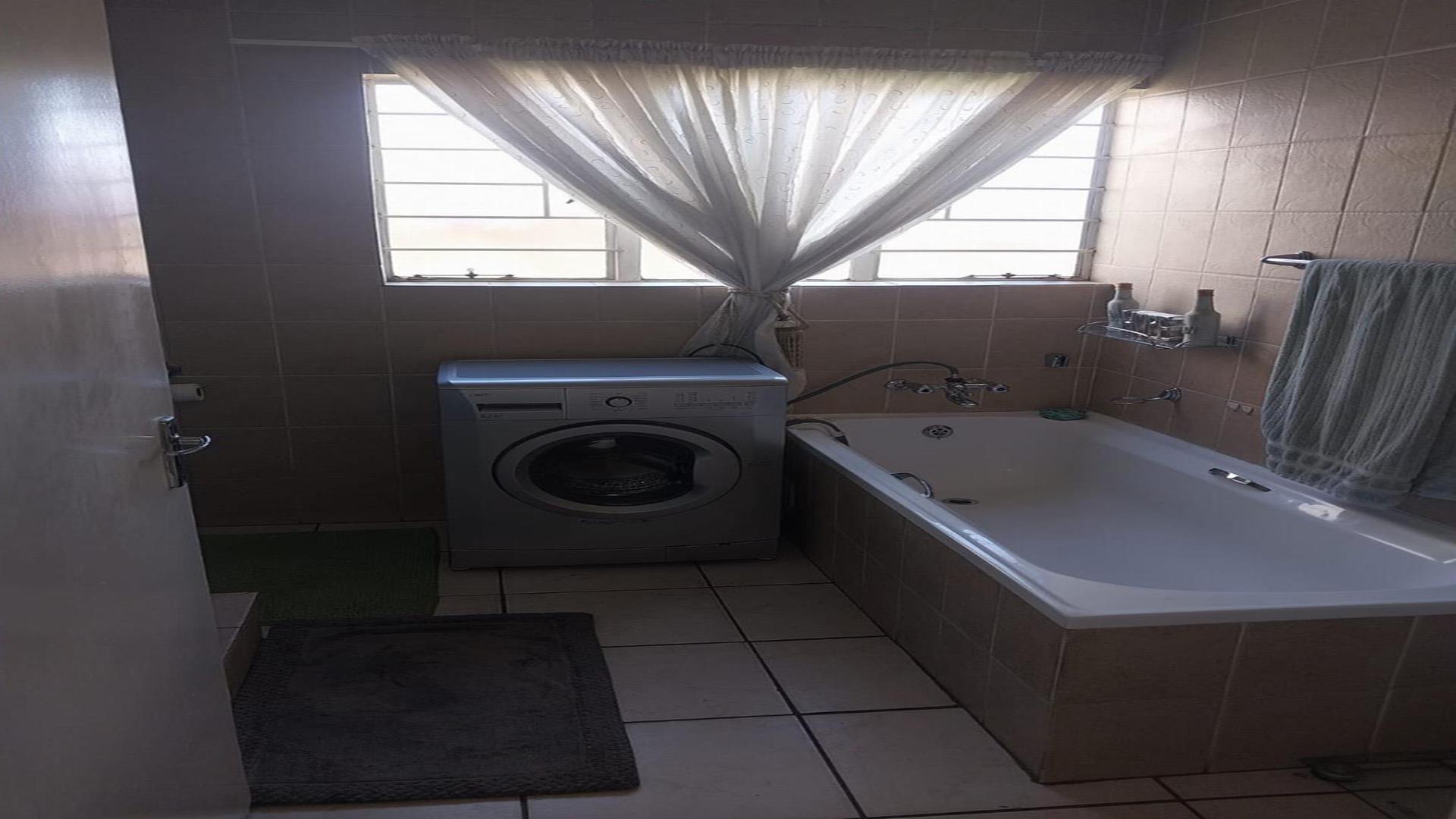 Bathroom 1 of property in Parkrand