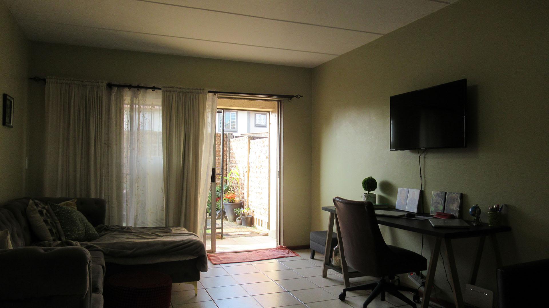 Lounges - 17 square meters of property in Parkrand