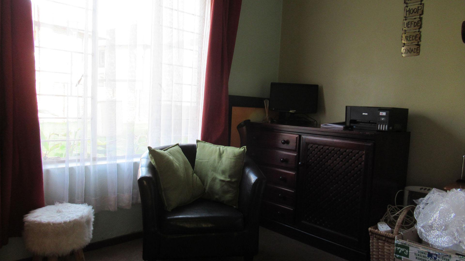 Bed Room 1 - 10 square meters of property in Parkrand