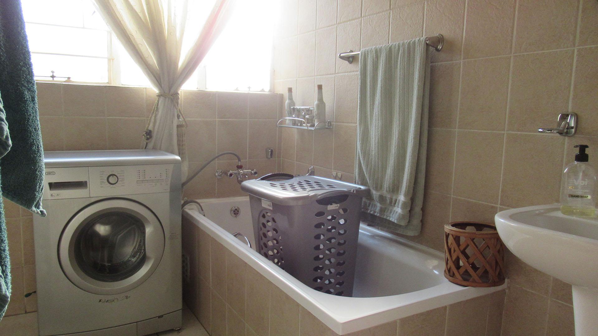 Bathroom 1 - 6 square meters of property in Parkrand