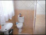 Main Bathroom - 5 square meters of property in Heatherview