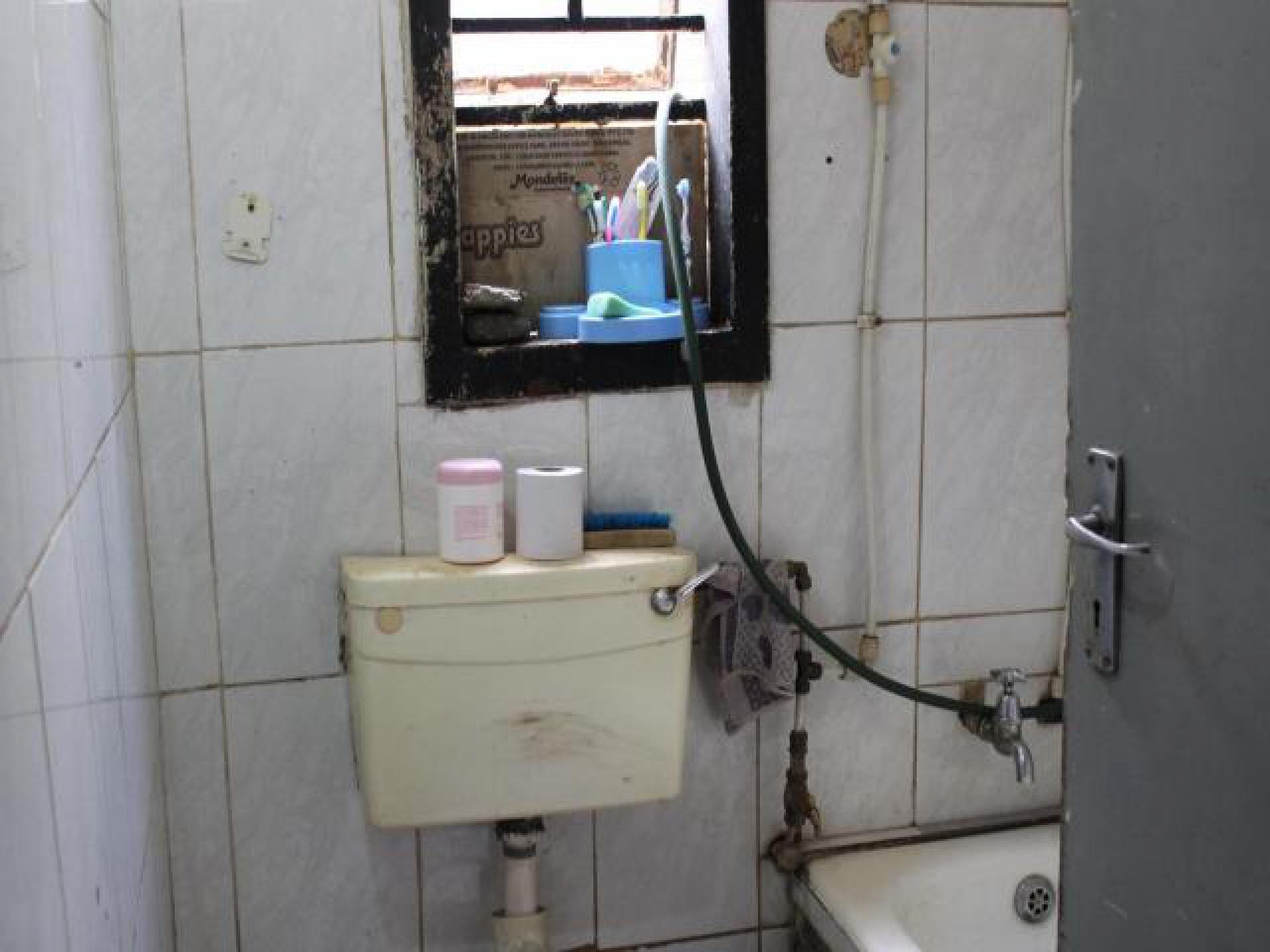 Bathroom 1 - 3 square meters of property in Klipspruit West