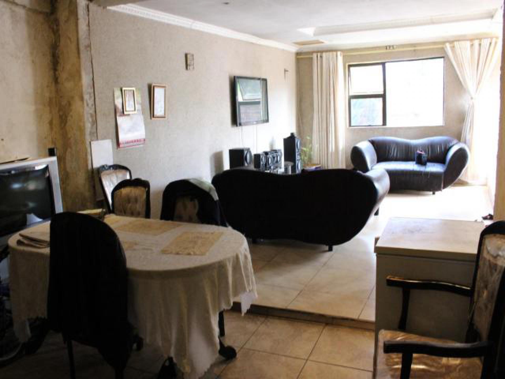 Lounges - 31 square meters of property in Klipspruit West