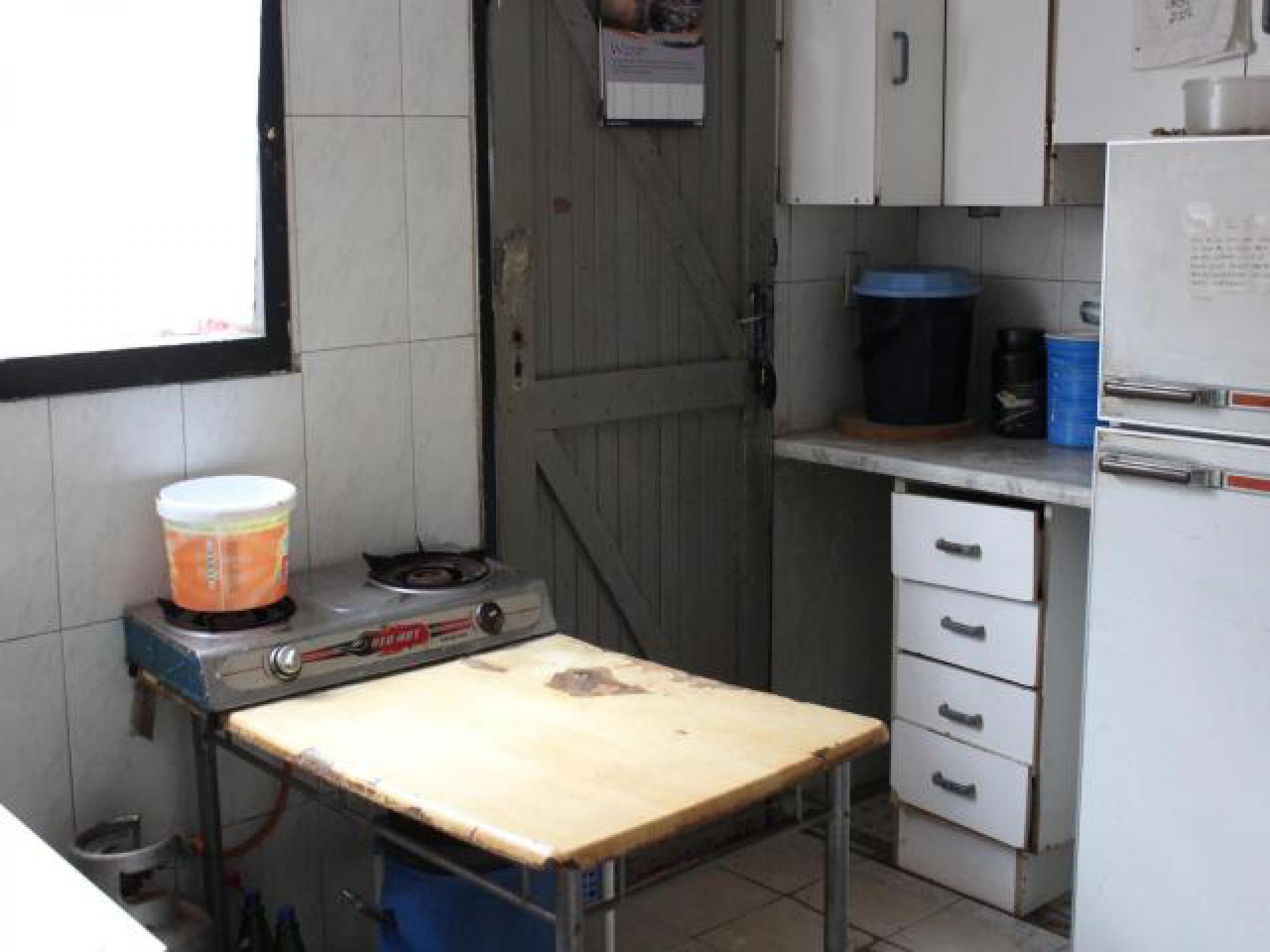 Kitchen - 11 square meters of property in Klipspruit West