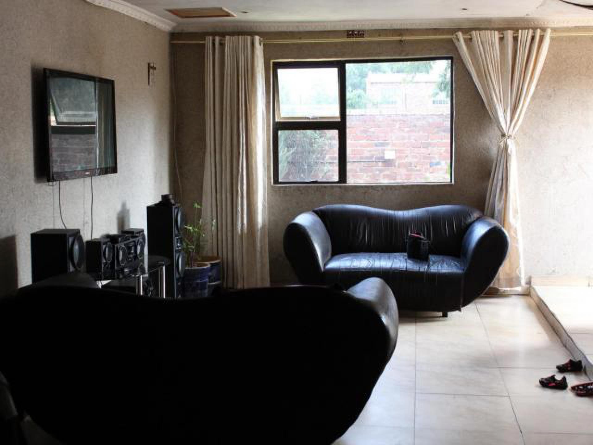 Lounges - 31 square meters of property in Klipspruit West
