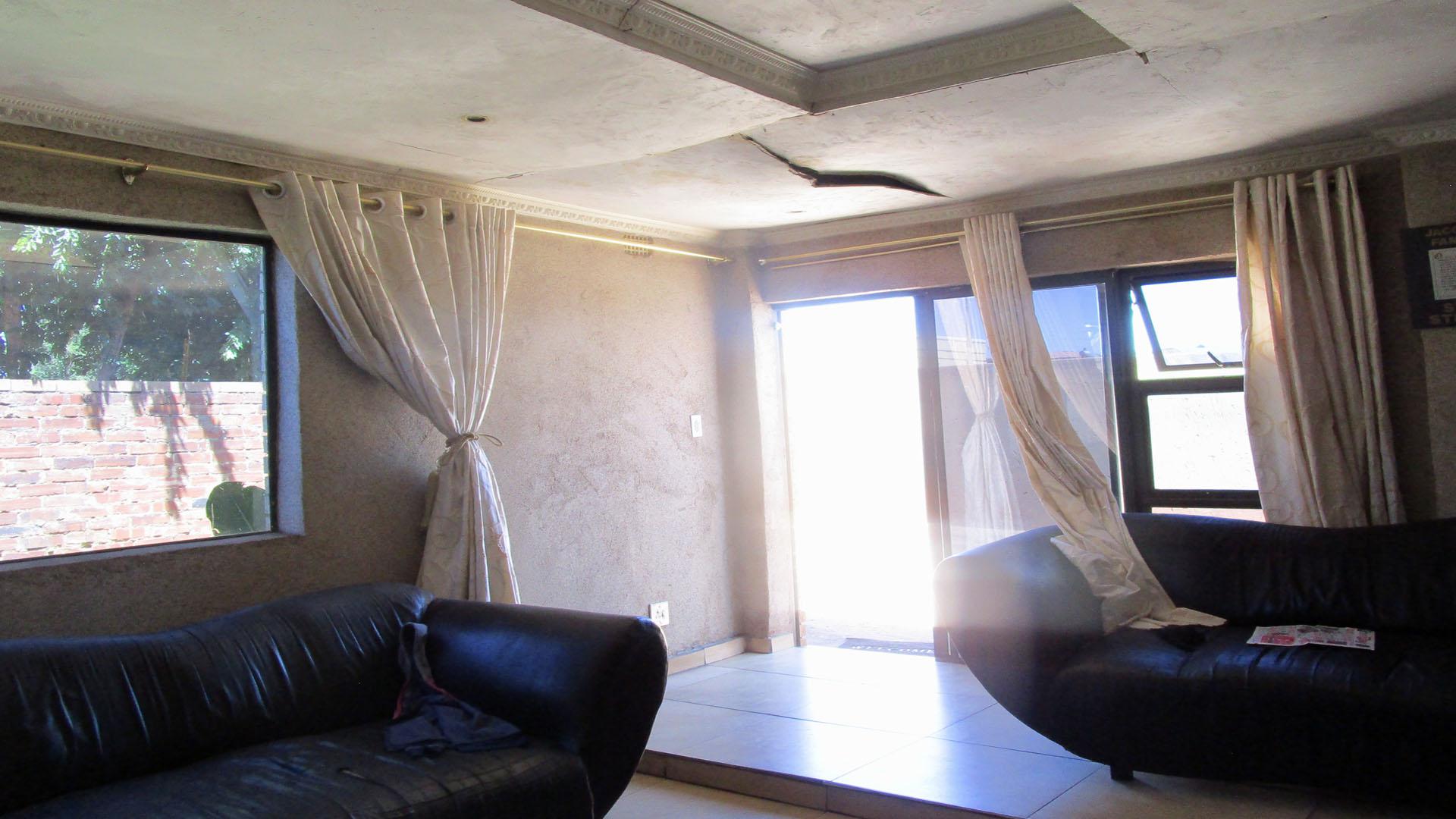 Lounges - 31 square meters of property in Klipspruit West