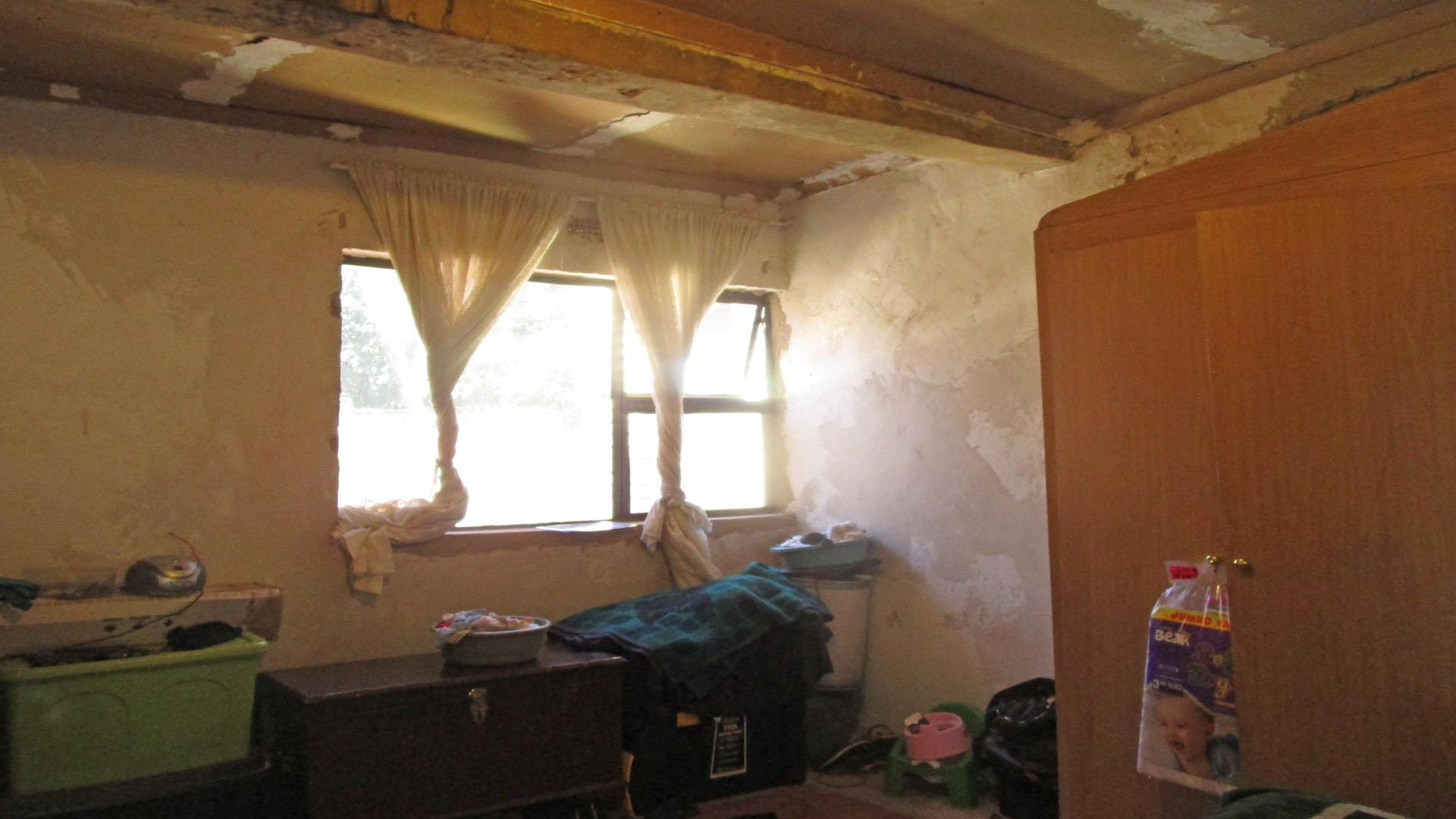 Main Bedroom - 19 square meters of property in Klipspruit West