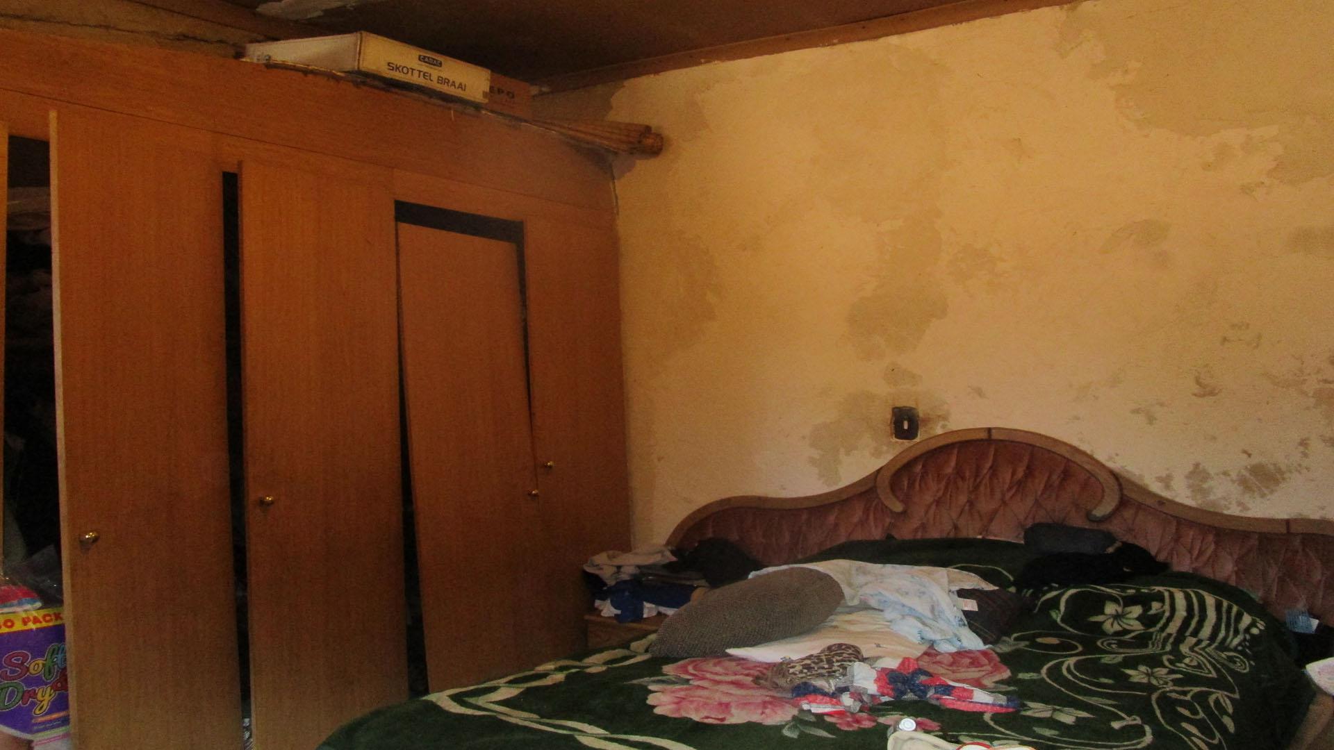 Main Bedroom - 19 square meters of property in Klipspruit West