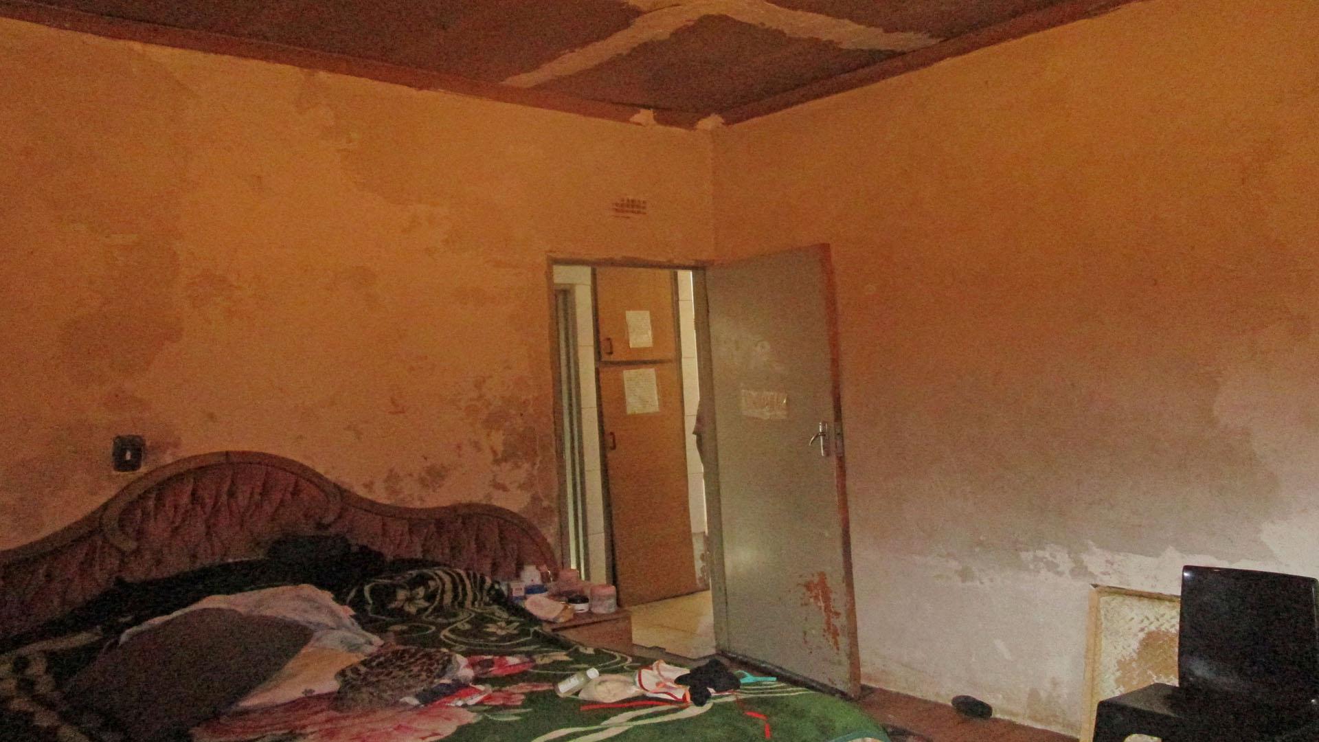 Main Bedroom - 19 square meters of property in Klipspruit West