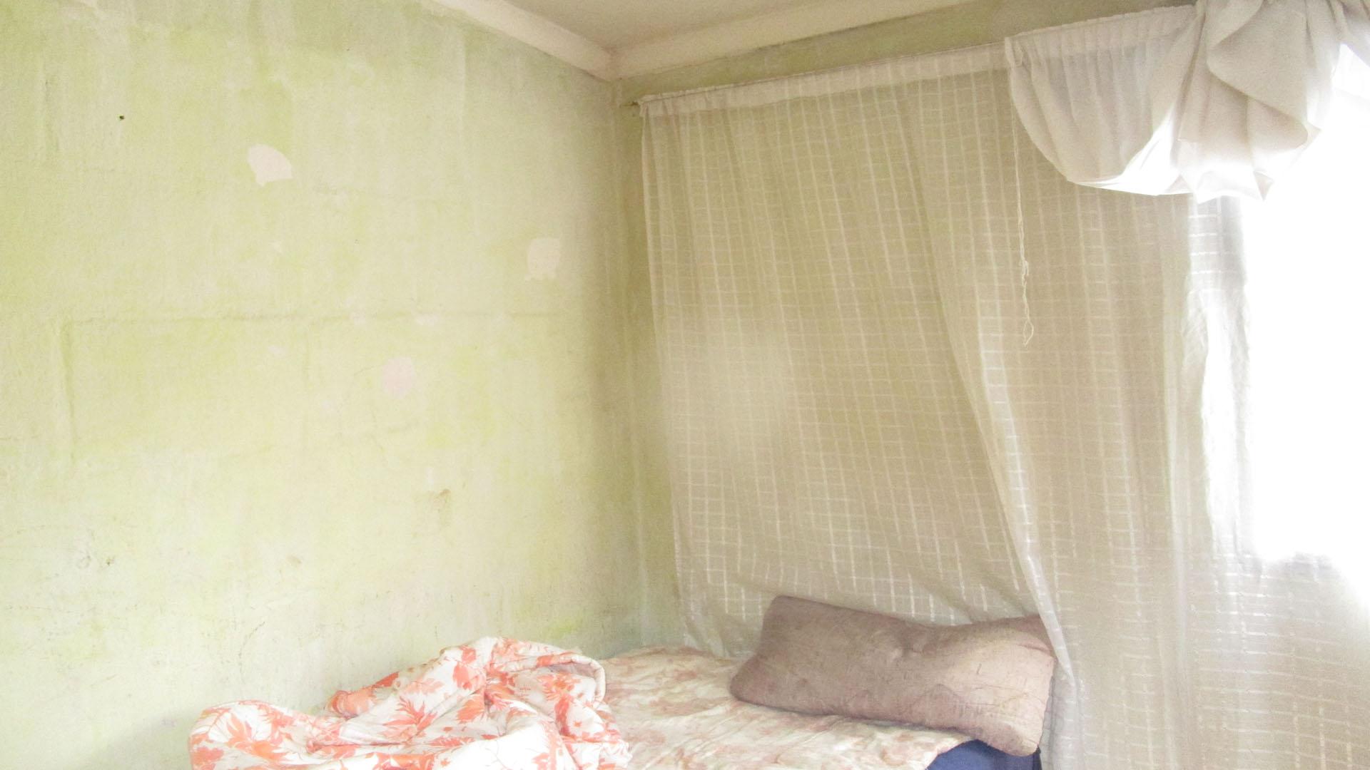 Bed Room 1 - 10 square meters of property in Klipspruit West