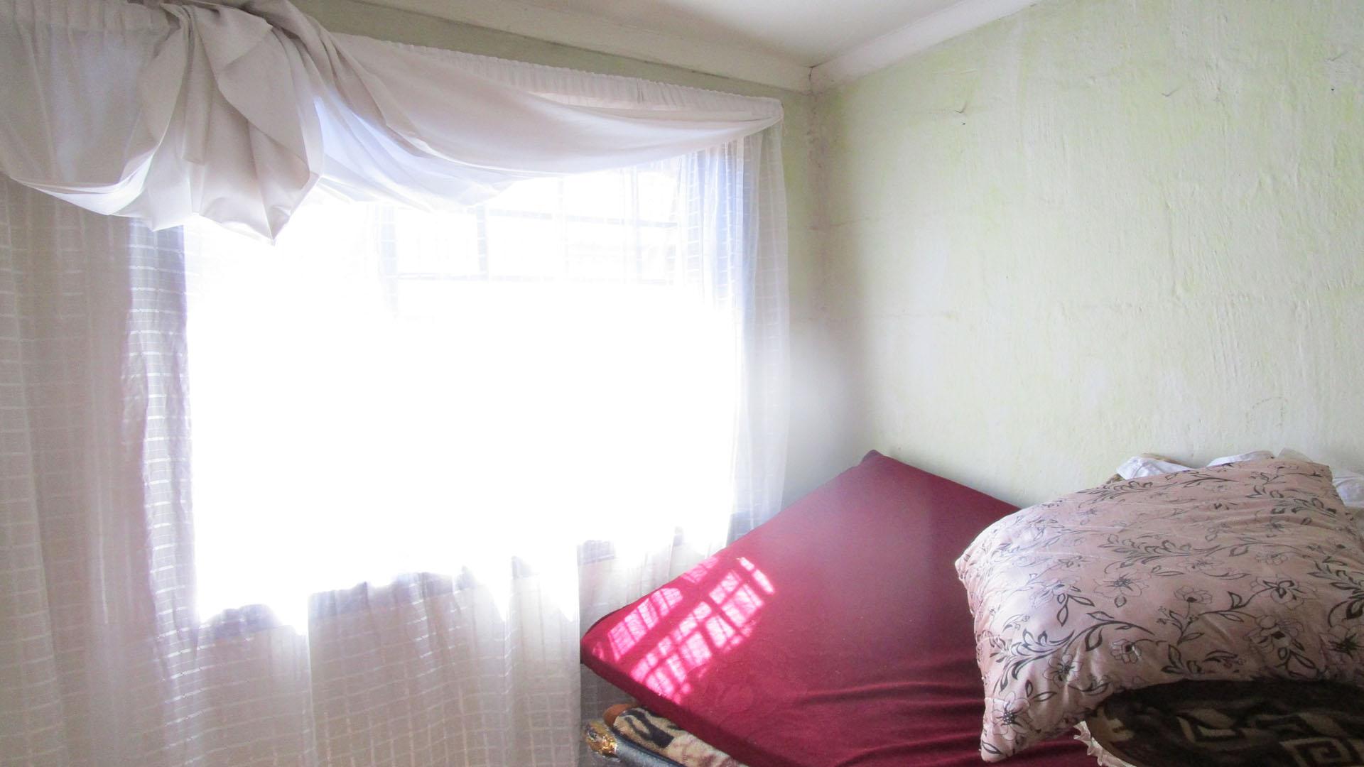 Bed Room 1 - 10 square meters of property in Klipspruit West