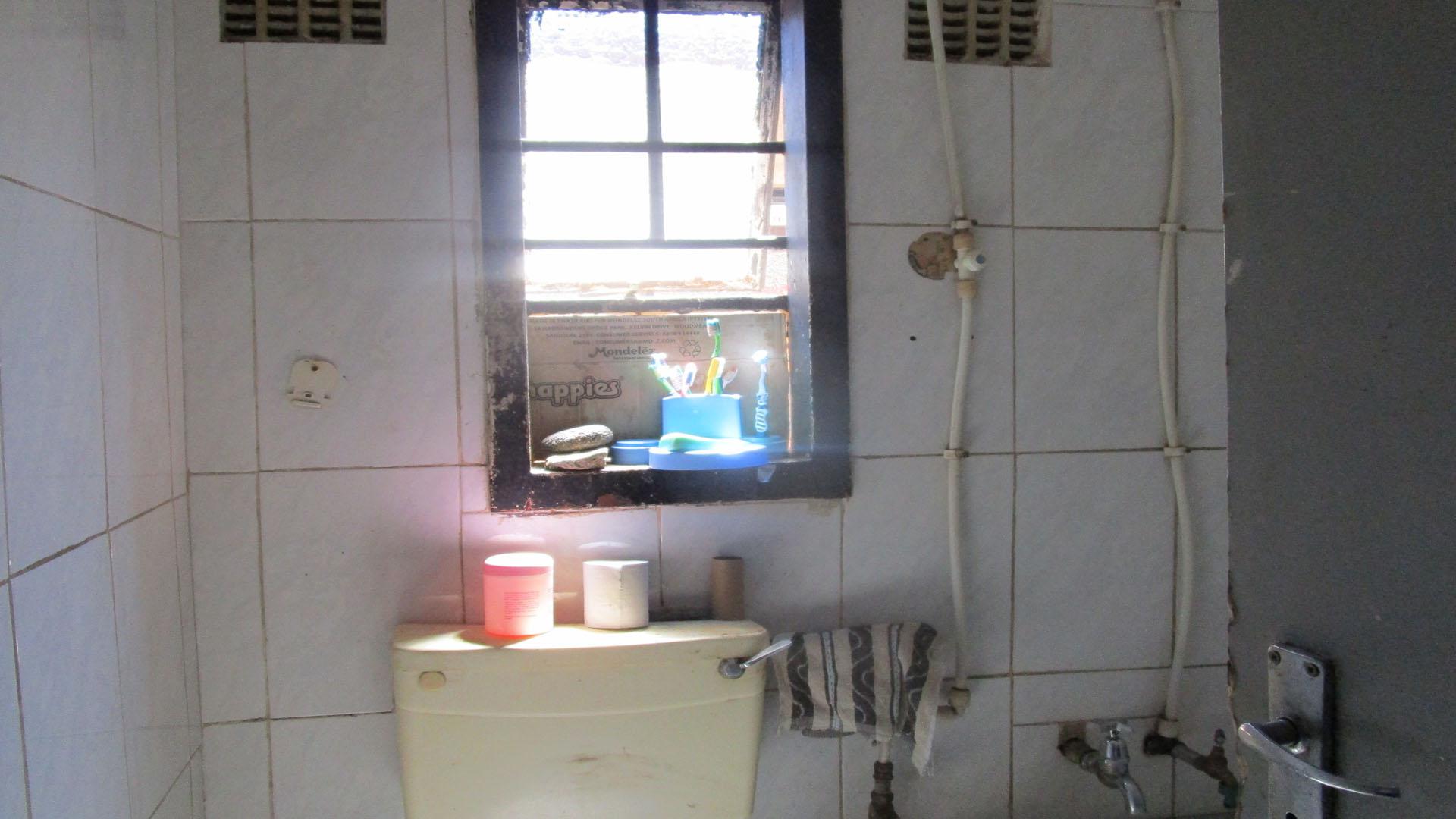 Bathroom 1 - 3 square meters of property in Klipspruit West