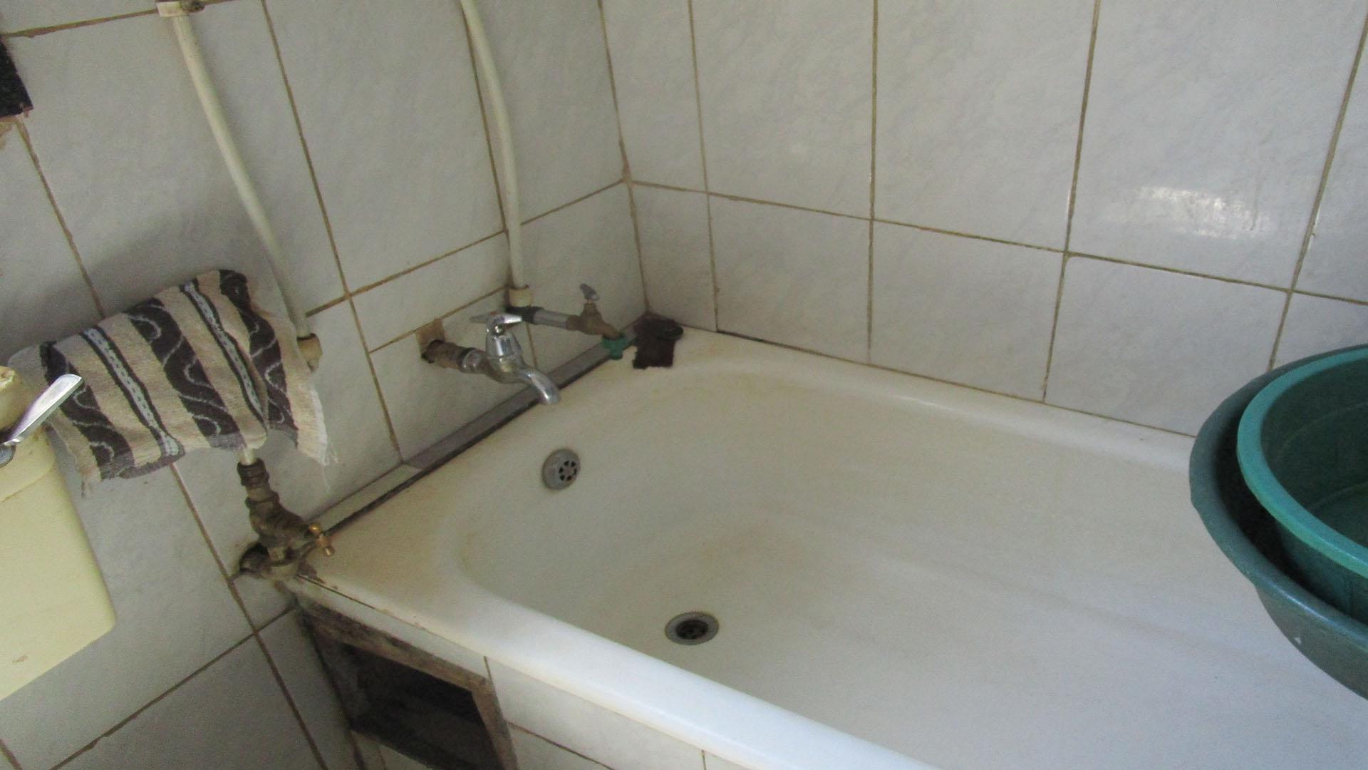 Bathroom 1 - 3 square meters of property in Klipspruit West