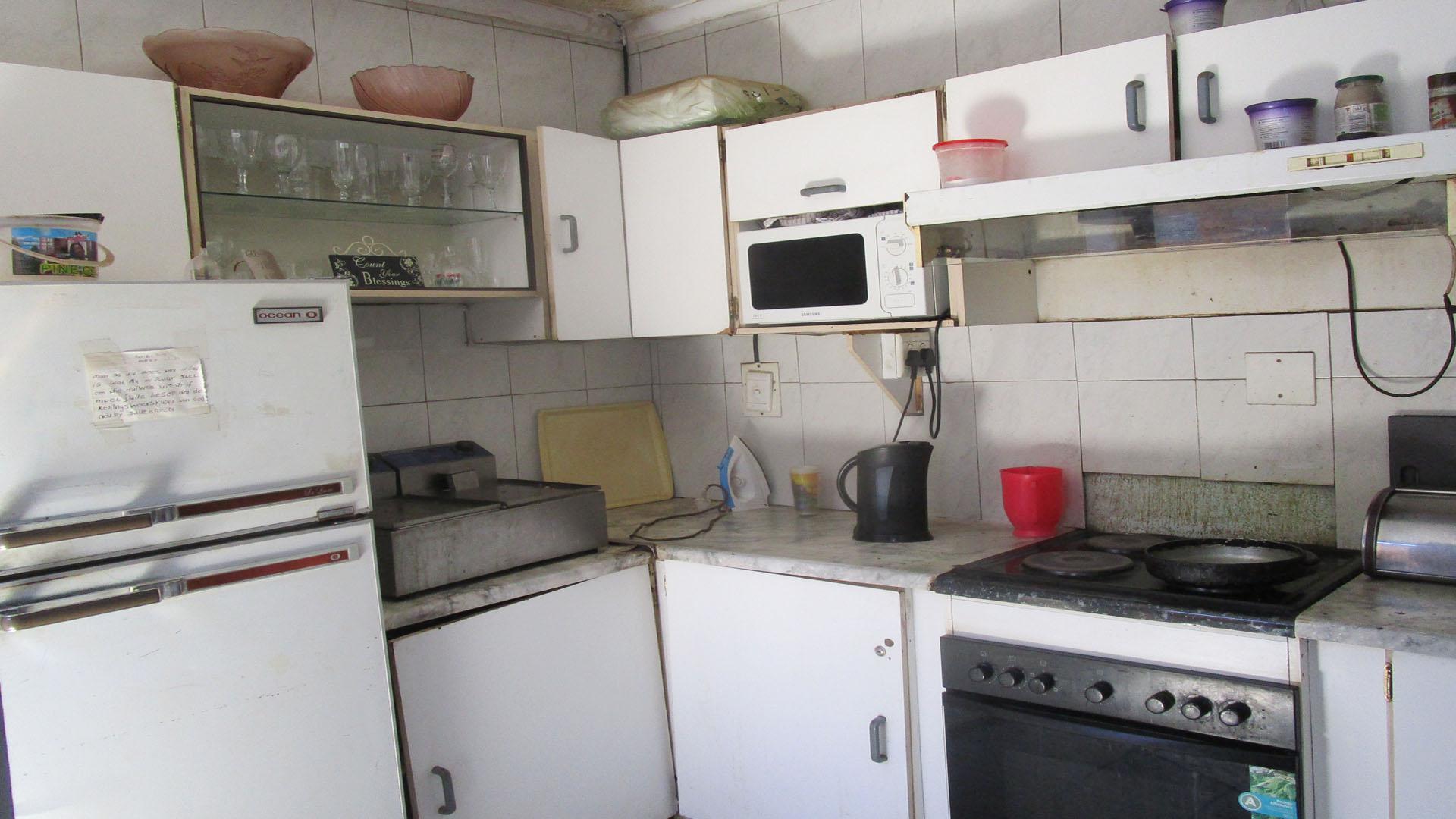 Kitchen - 11 square meters of property in Klipspruit West