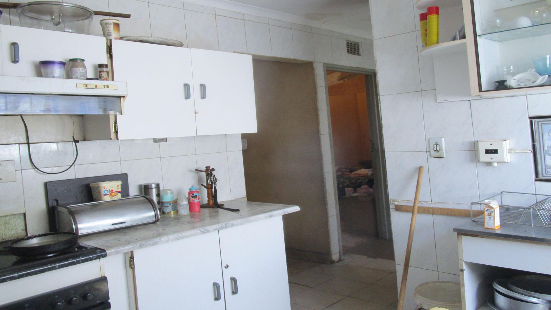 Kitchen - 11 square meters of property in Klipspruit West