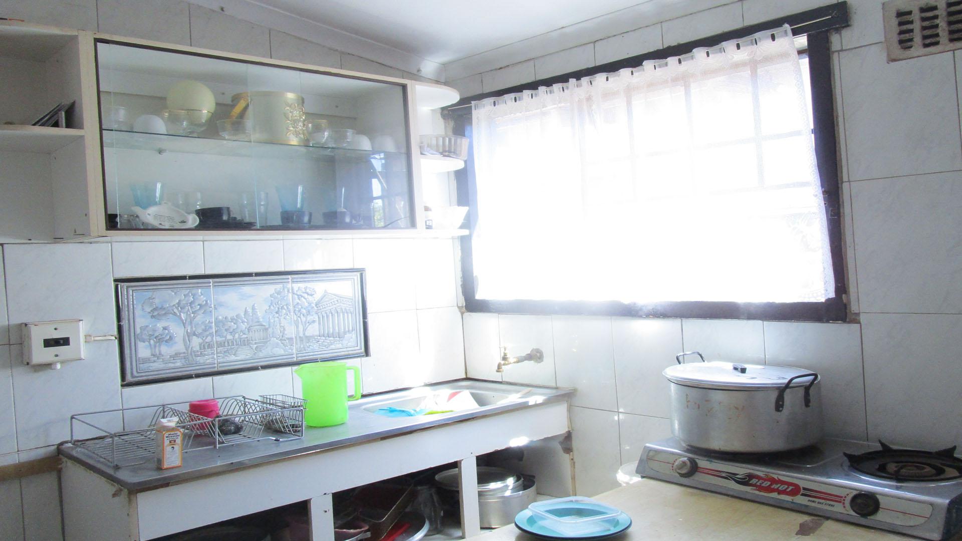 Kitchen - 11 square meters of property in Klipspruit West