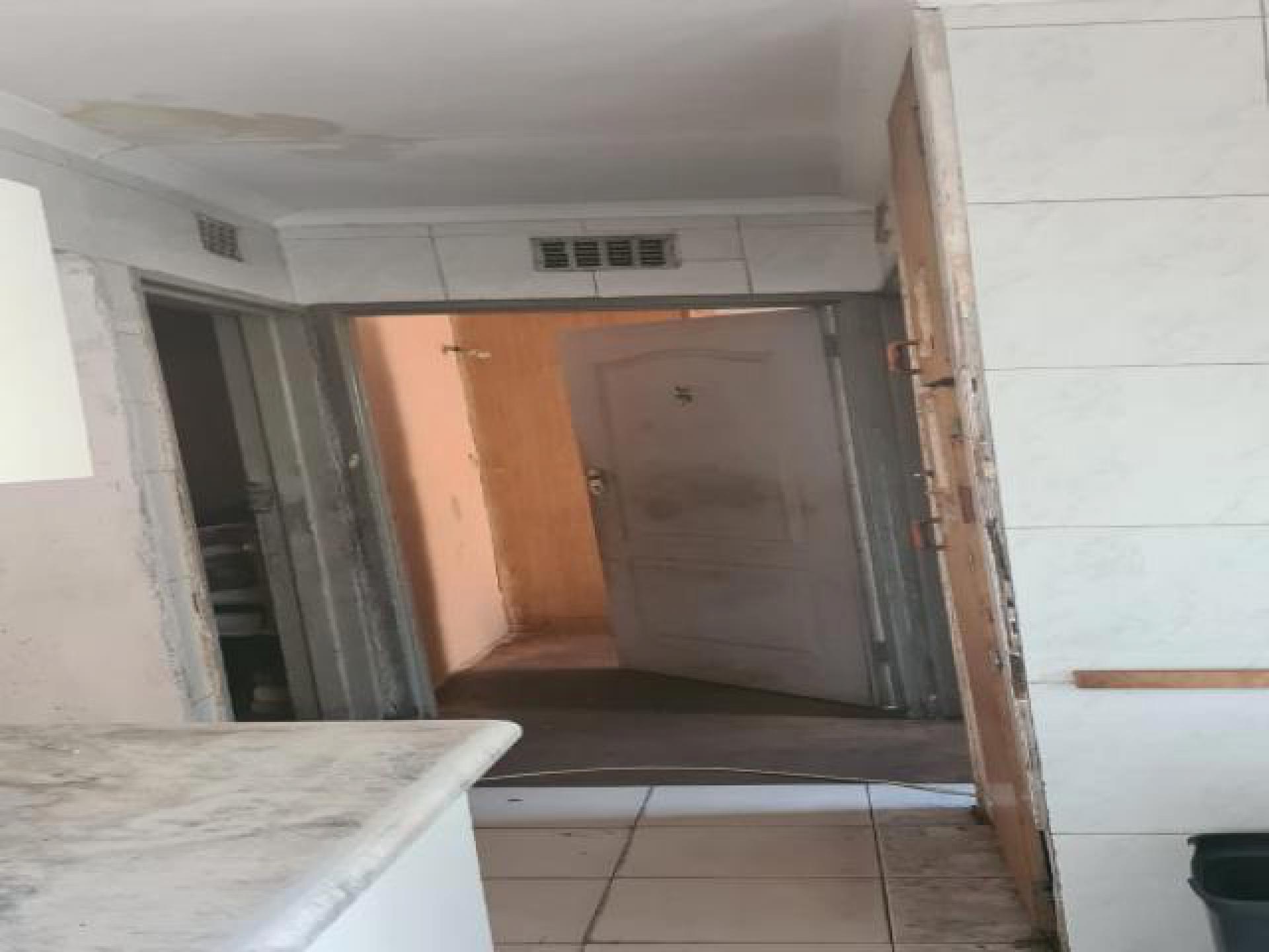 Kitchen - 11 square meters of property in Klipspruit West
