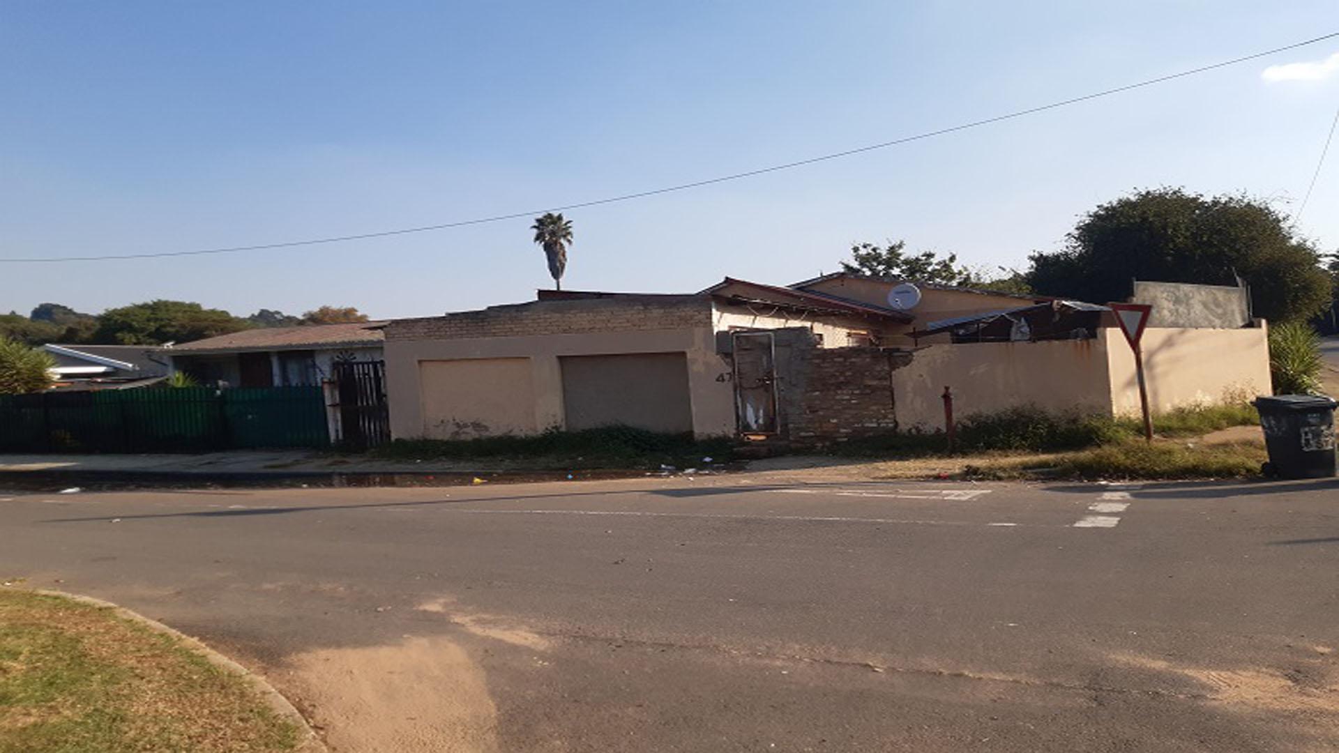Front View of property in Alberstville