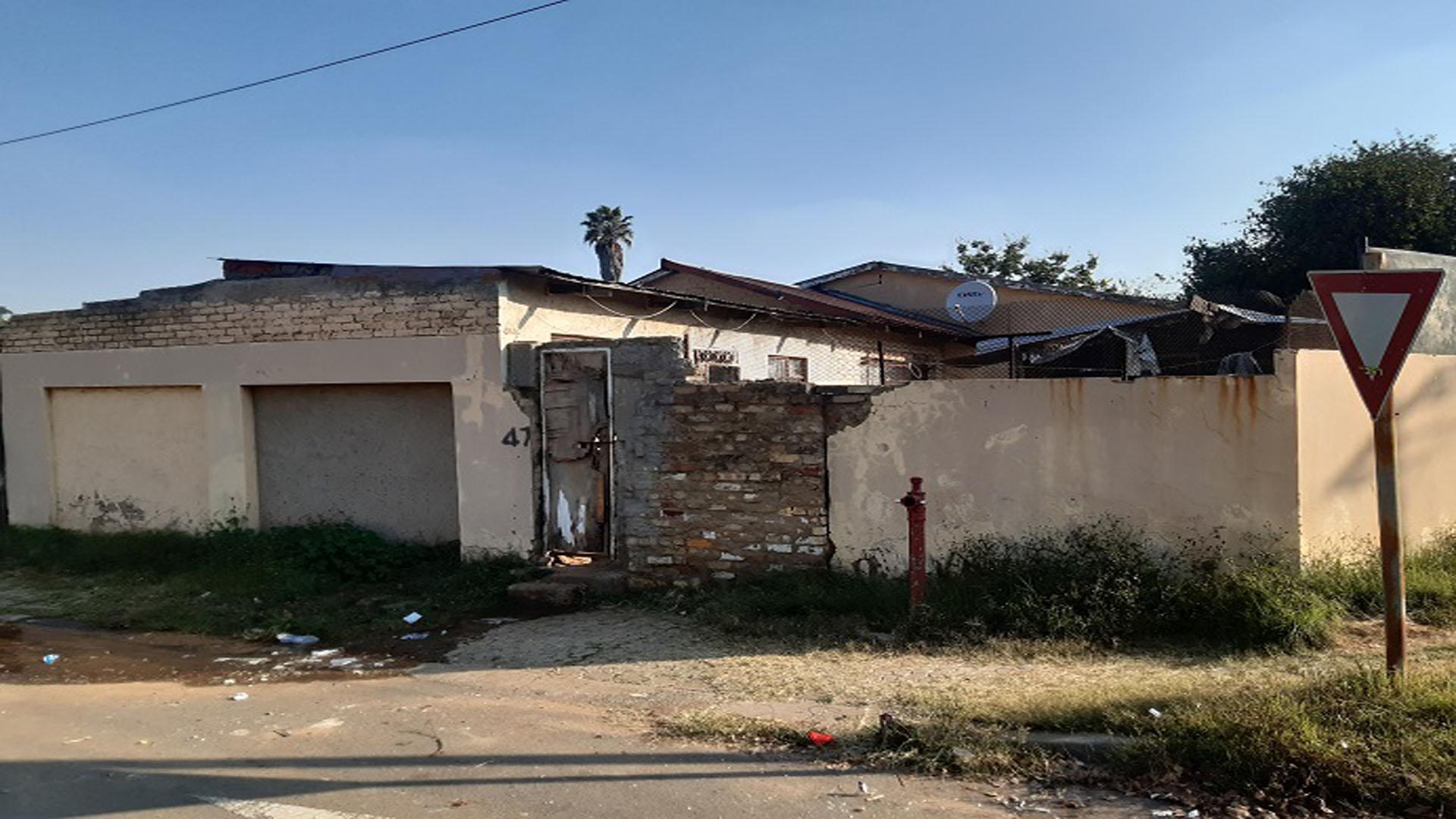 Front View of property in Alberstville