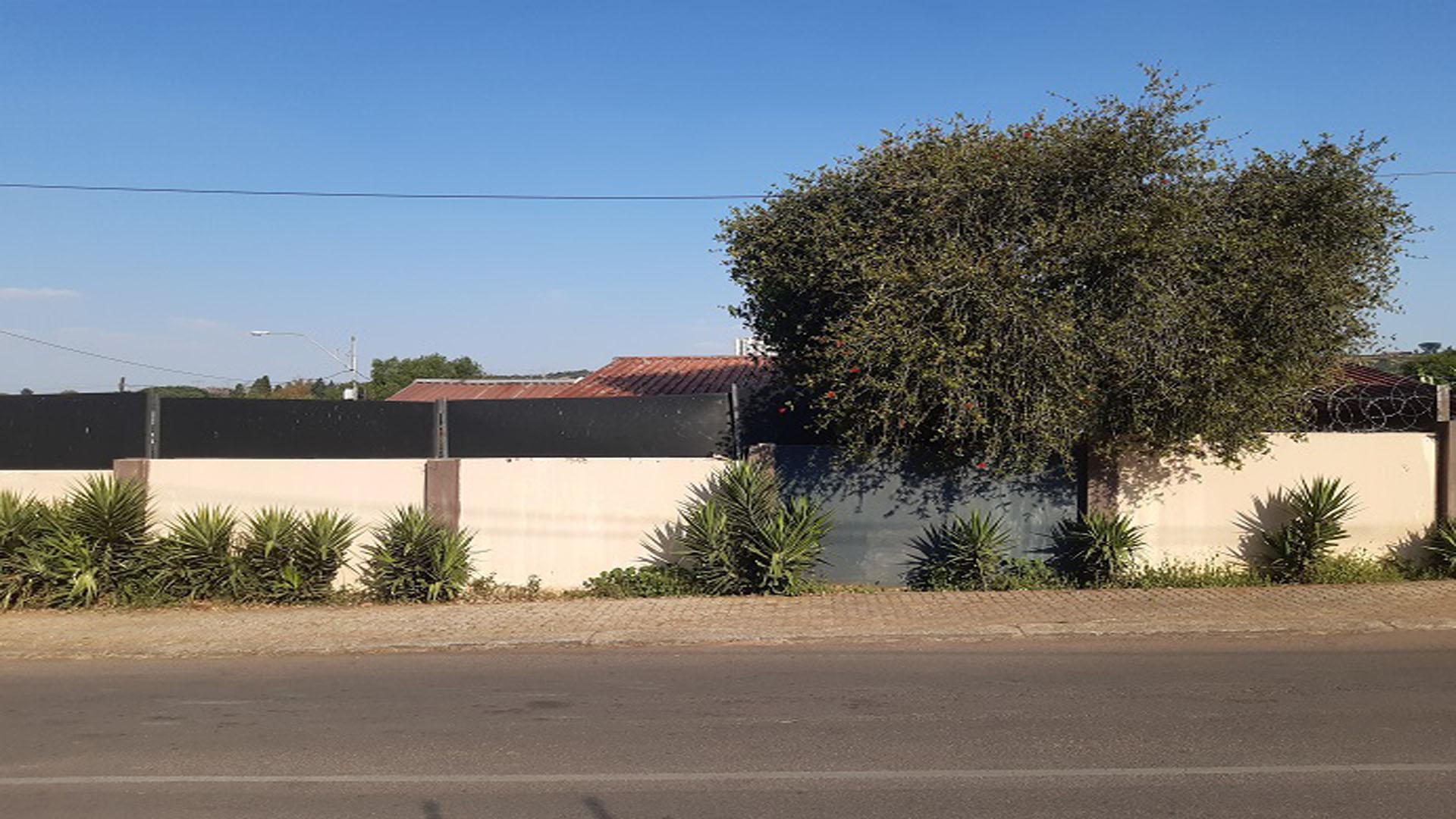 Front View of property in Alberstville