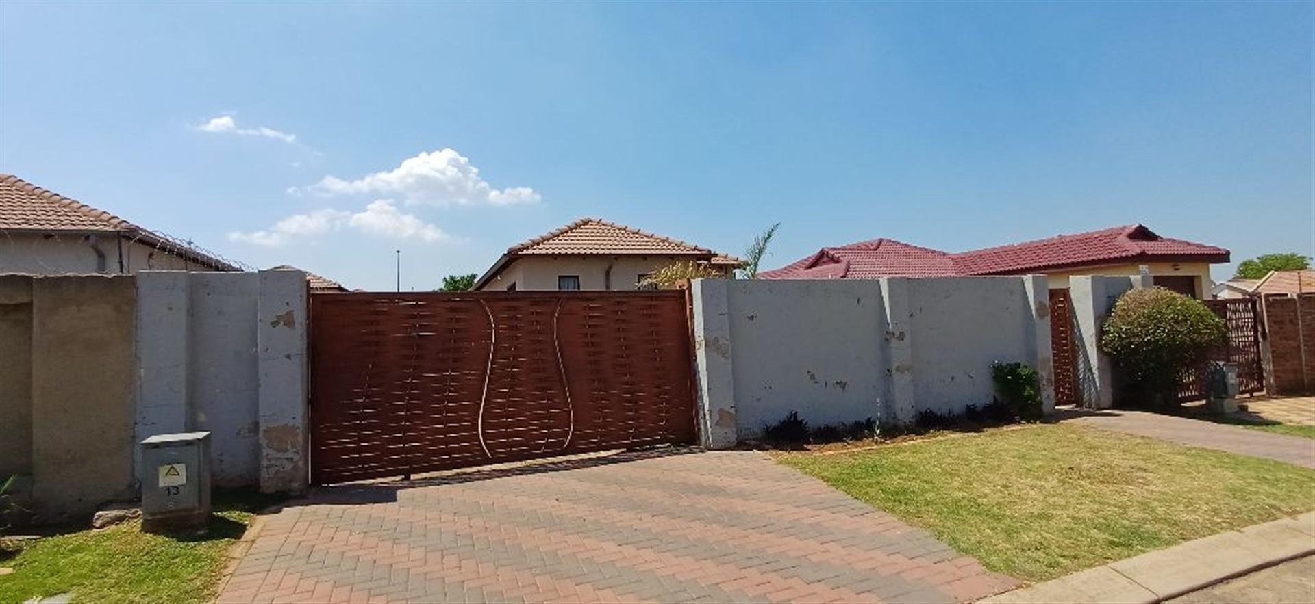 Front View of property in Alveda