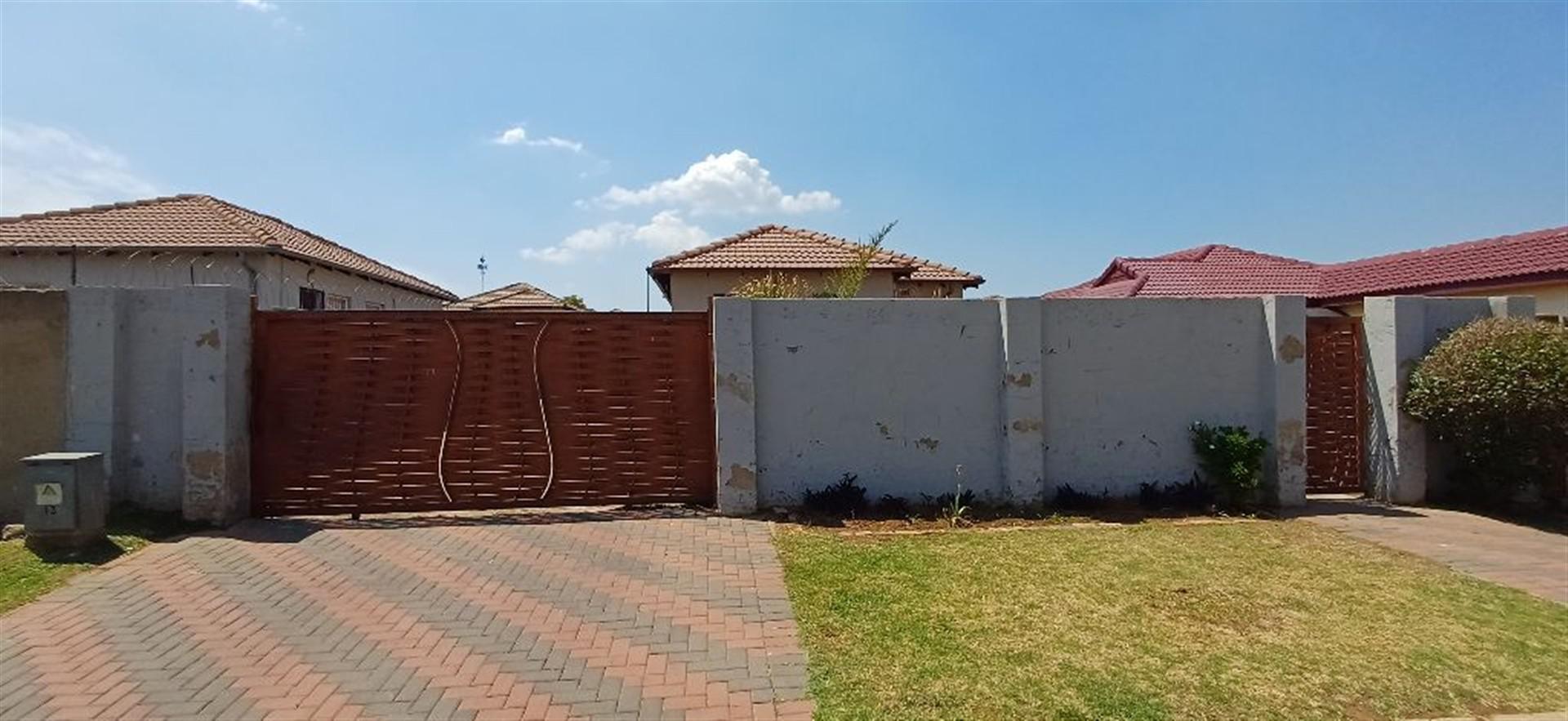 Front View of property in Alveda