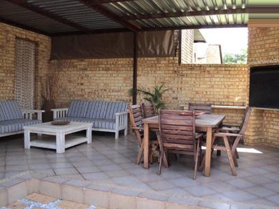 2 Bedroom Sectional Title for Sale For Sale in Ruimsig - Private Sale - MR069050