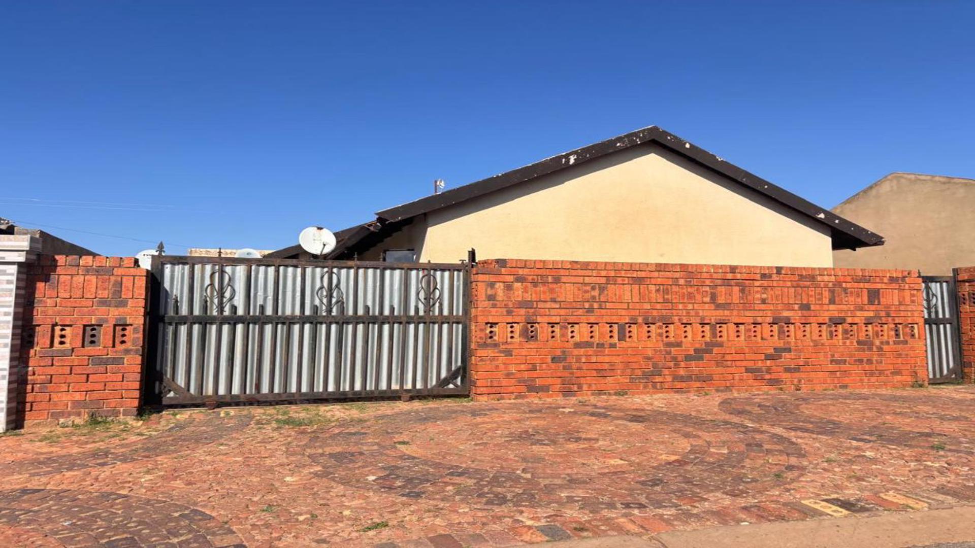 Front View of property in Protea Glen