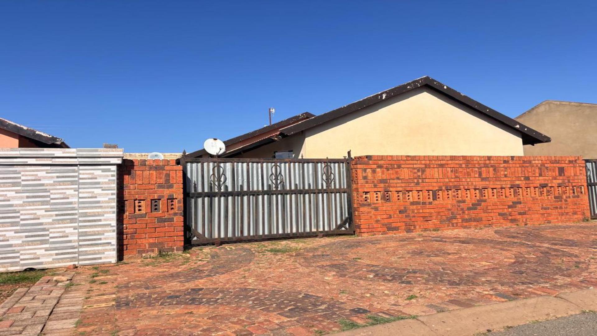 Front View of property in Protea Glen