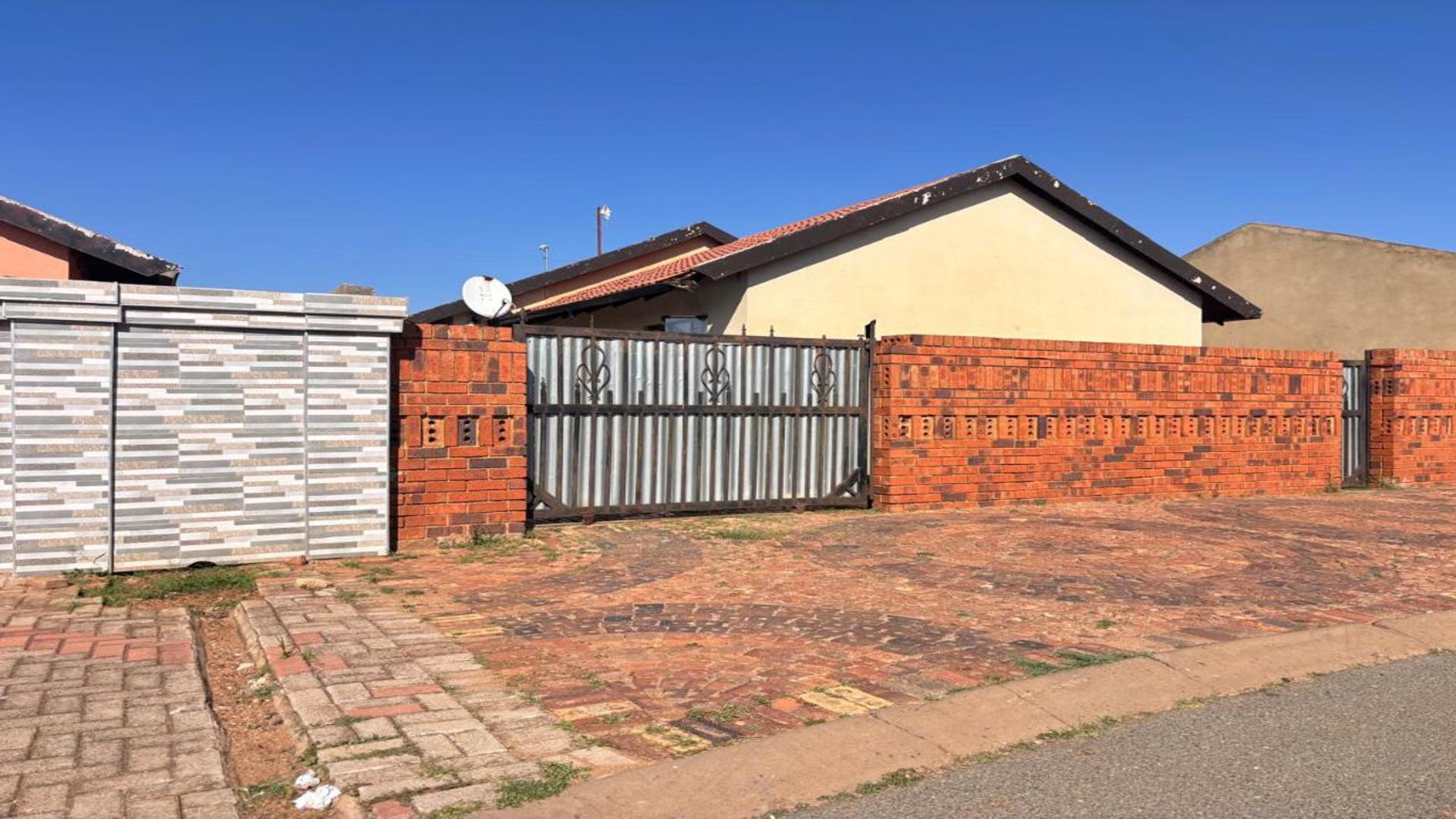 Front View of property in Protea Glen
