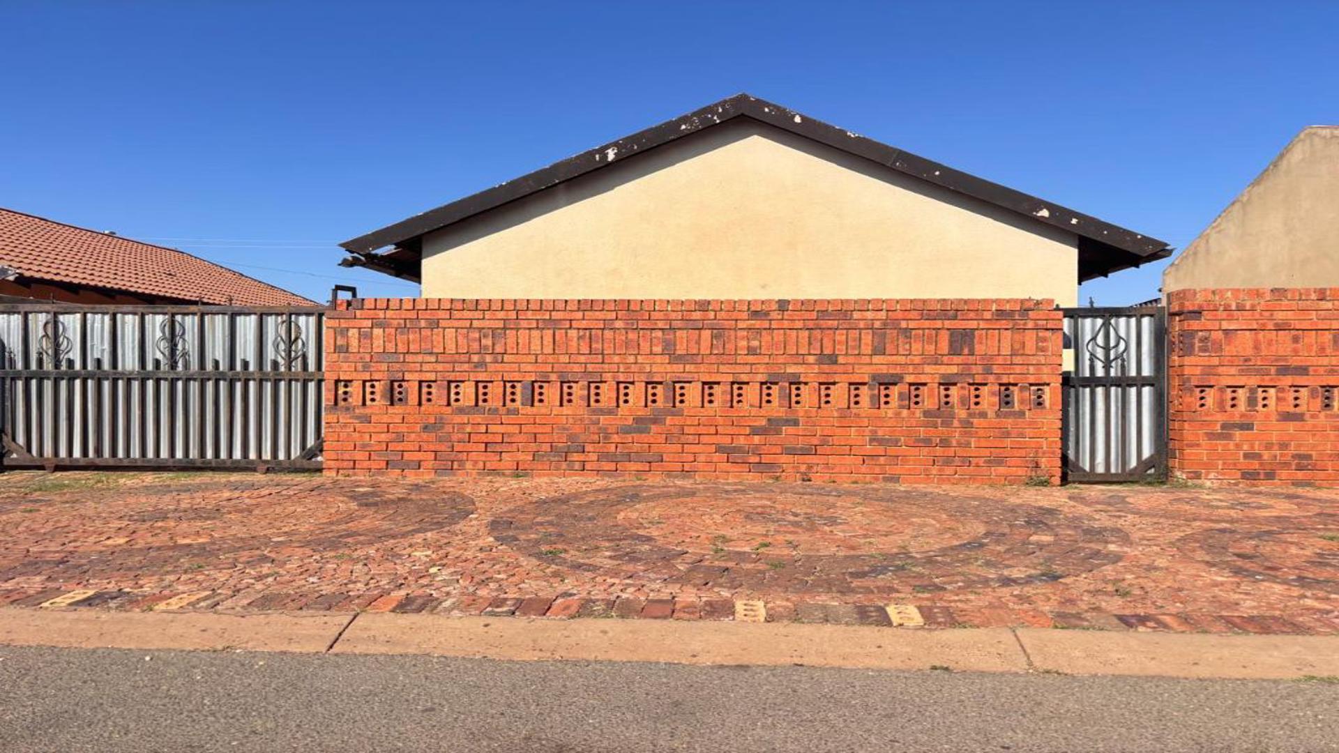 Front View of property in Protea Glen
