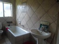 Bathroom 1 of property in Daggafontein