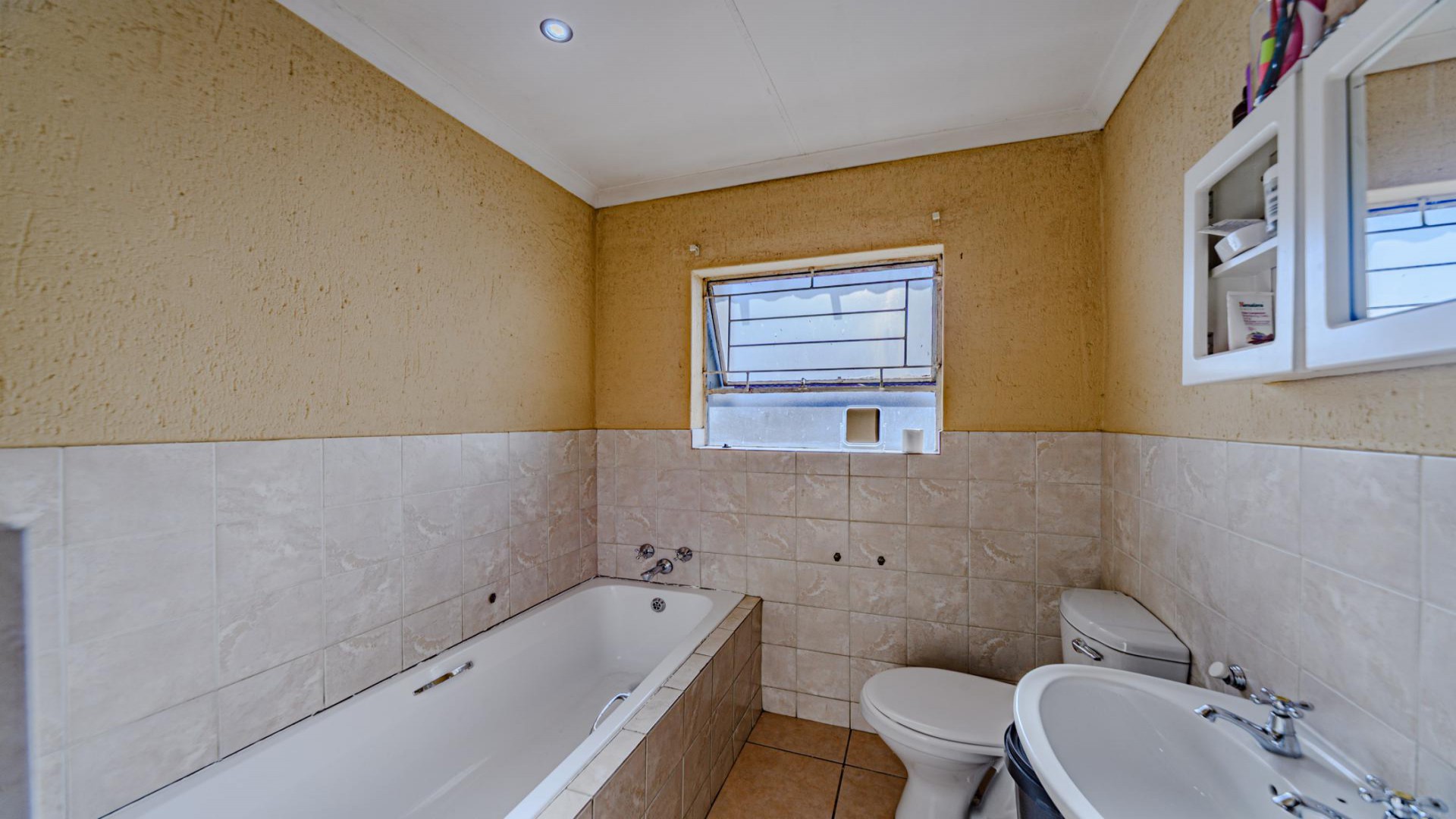 Bathroom 1 of property in Heuwelsig Estate