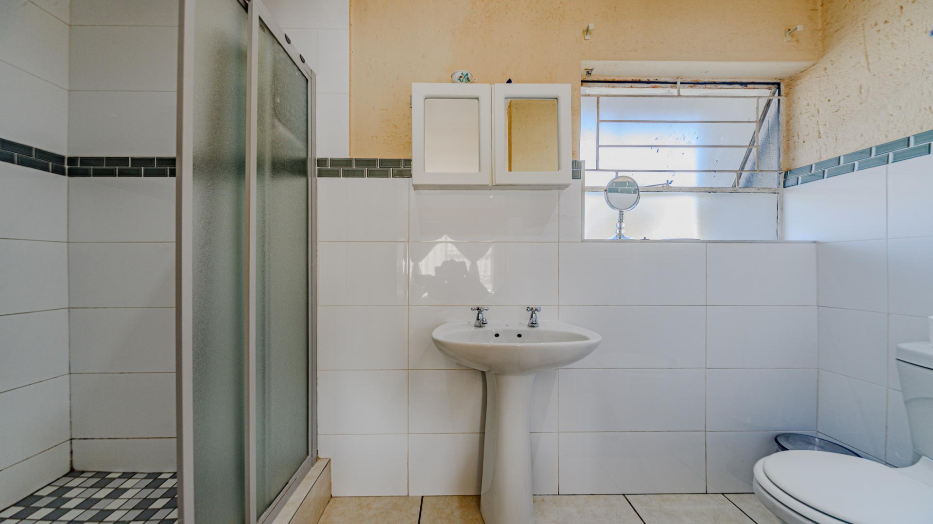Main Bathroom of property in Heuwelsig Estate