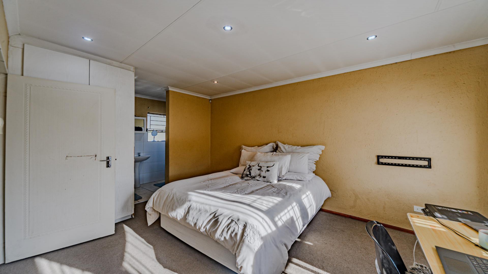 Main Bedroom of property in Heuwelsig Estate