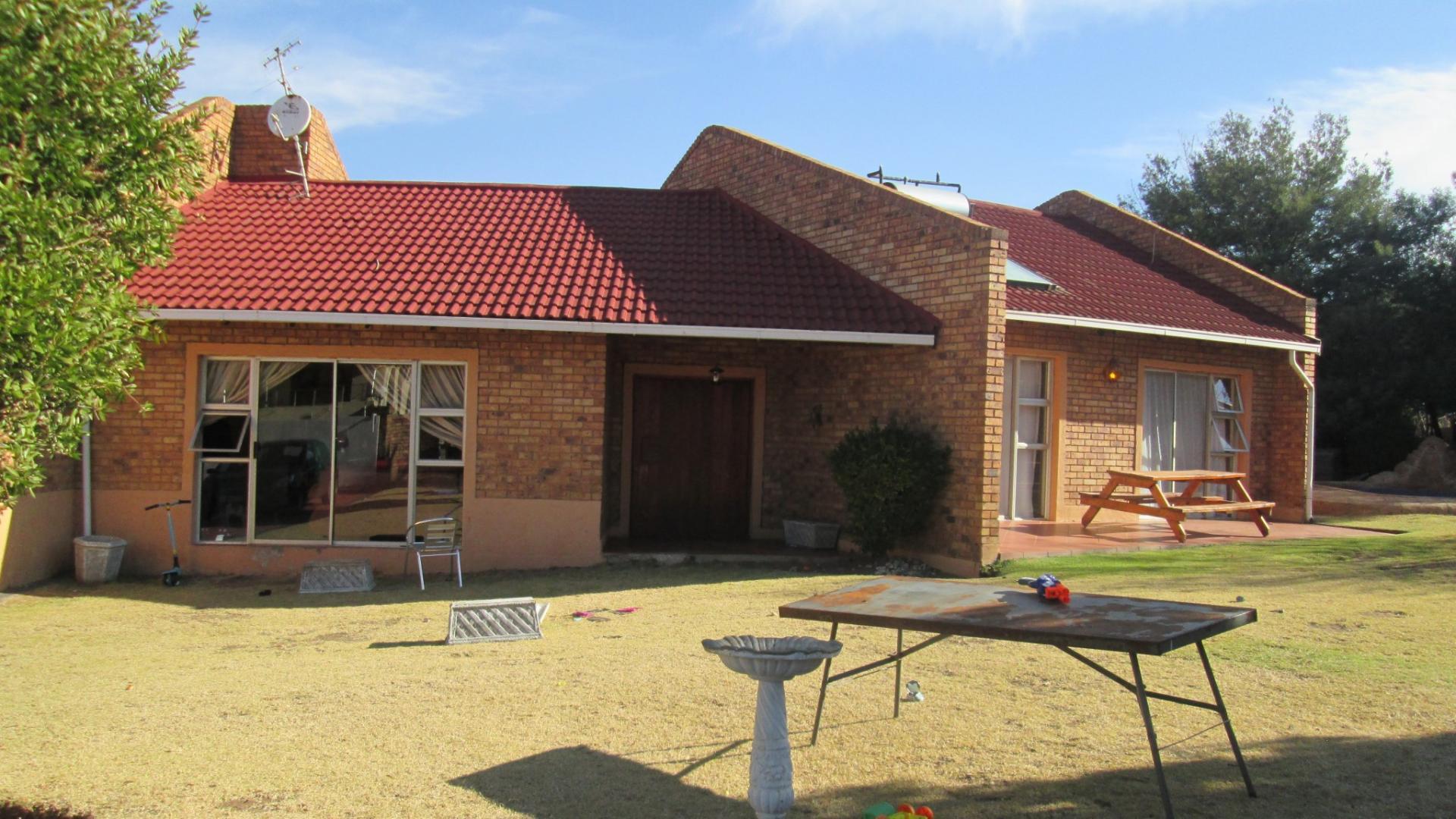 Front View of property in Meredale