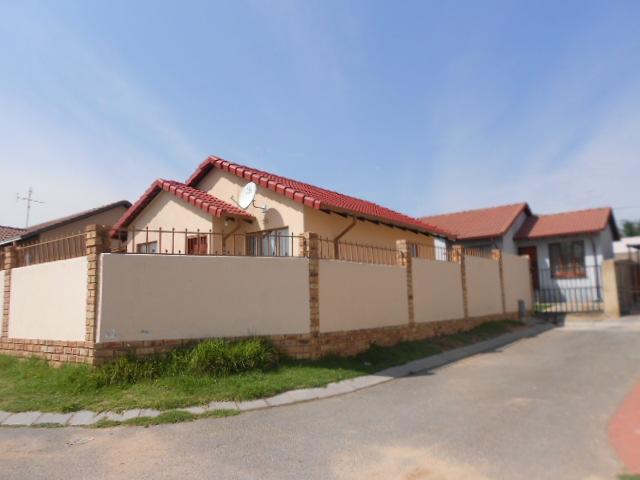 Front View of property in Corlett Gardens